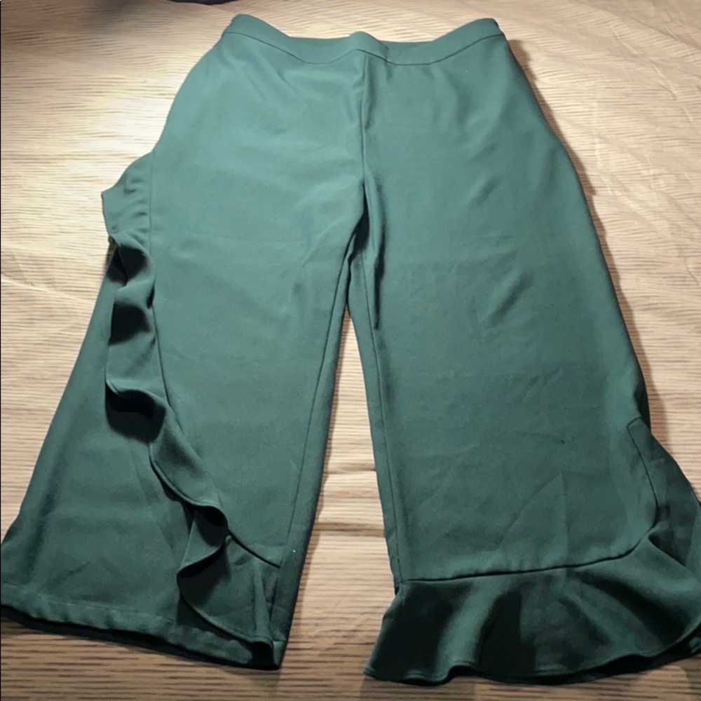 Ruffled cropped pants